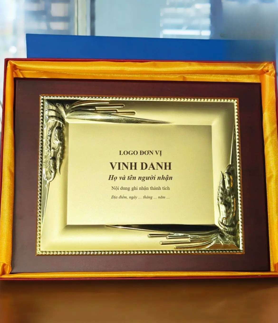 Bảng vinh danh khung gỗ tông ấm GD01