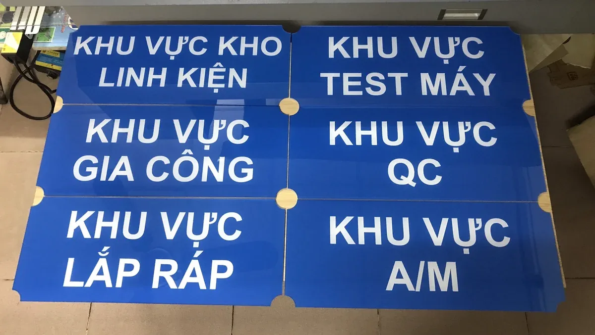 Biển phòng mica khắc laser