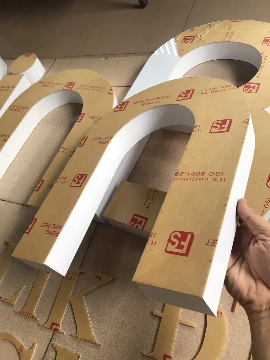 Logo mica nổi theo yêu cầu